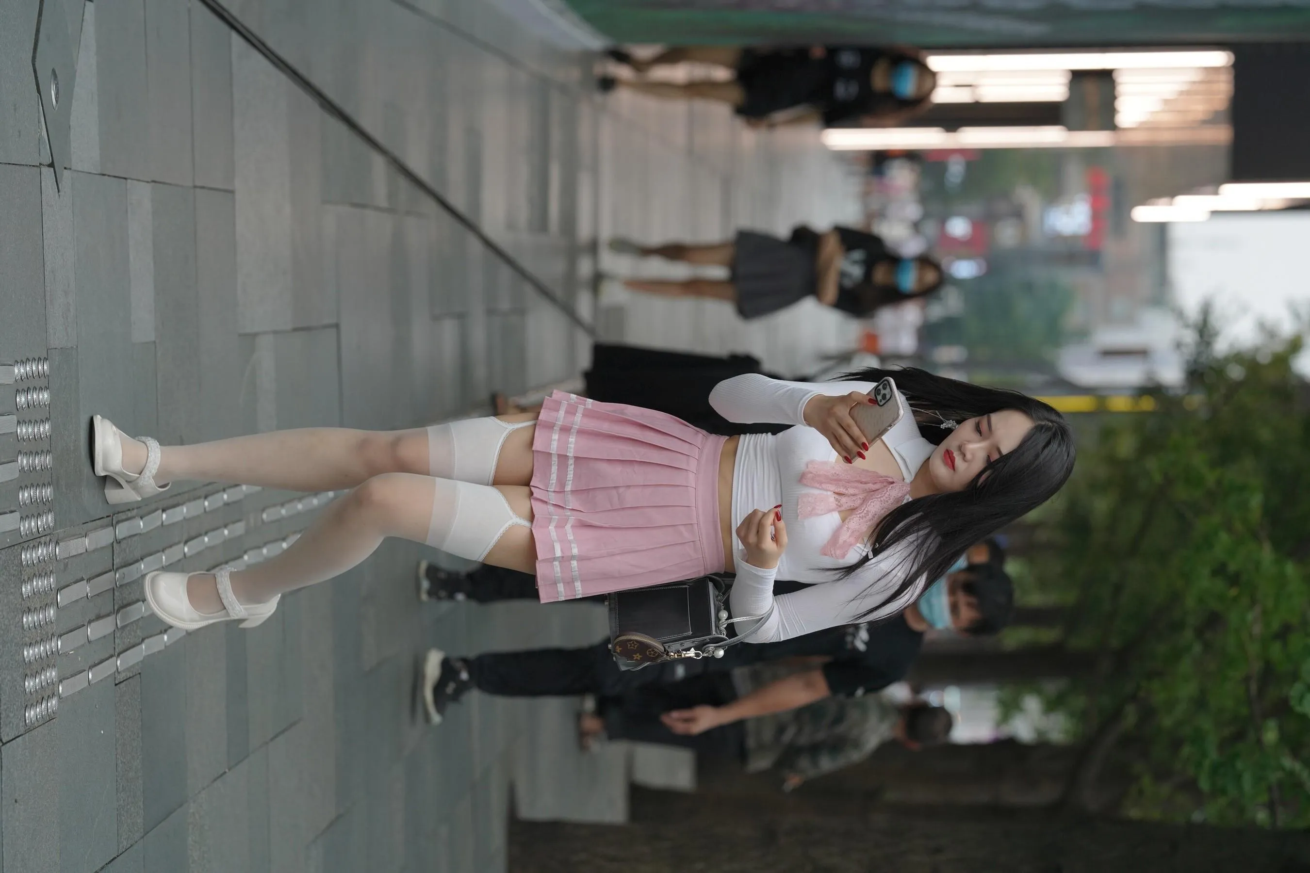 魔镜街拍 NO.161 街拍白丝吊带袜美女 [109P]插图9